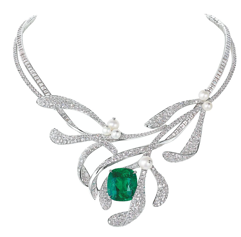 象徵幸福與希望的檞寄生，是CHAUMET珠寶常見的創作主題，主石為21.59克拉哥倫比亞祖母綠。（CHAUMET提供）
