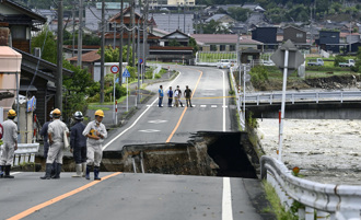 影》蘭恩颱風撲日釀44傷！鳥取降雨破紀錄 河川暴漲沖斷橋樑