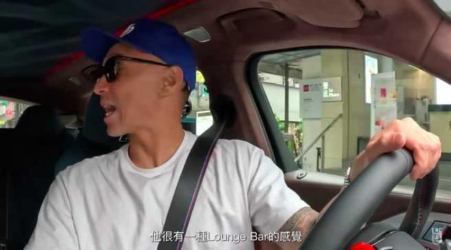 好友Ryan边驾驶，边过转头跟王阳明聊天，惊险画面一再上演。（图／翻摄YT Empire Motor Club）