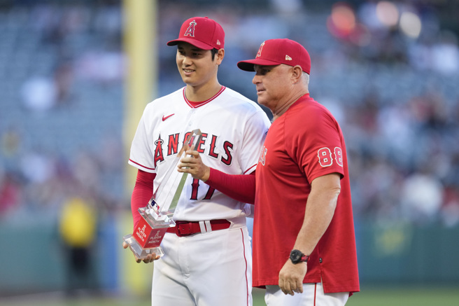 大谷翔平（左）從內文（右）手中接過美聯單月最有價值球員。（美聯社）