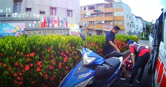 50多歲男子騎機車被蜂螫摔倒在精忠國小前面，嘉義市消防人員趕到救護。（讀者提供／廖素慧嘉市傳真）