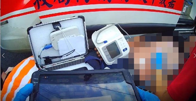 50多歲男子騎機車被蜂螫出現過敏反應，嘉義市消防人員救護。（讀者提供／廖素慧嘉市傳真）