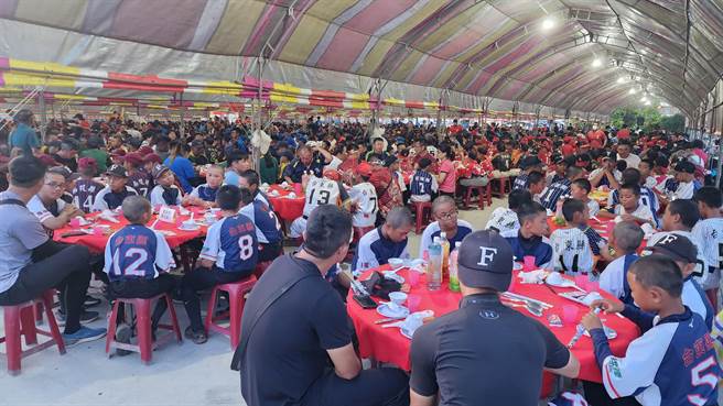 昨晚选手之夜在文澳市场旁空地席开160余桌，宴请所有参赛队职员。（许逸民摄）