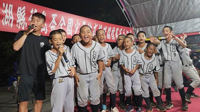 昨晚选手之夜昨晚选手之夜备有卡拉OK欢唱，气氛变得欢乐高昂。（许逸民摄）