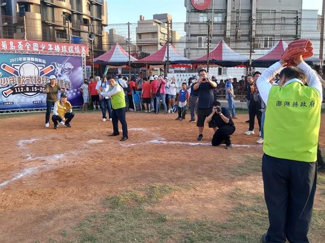  2023年澎湖县菊岛杯全国少年软式棒球锦标开幕，由澎湖县长陈光復扮投手与副县长林皆兴打击手、议员许国政捕手一起为比赛开球。（澎湖县政府提供／许逸民澎湖传真）