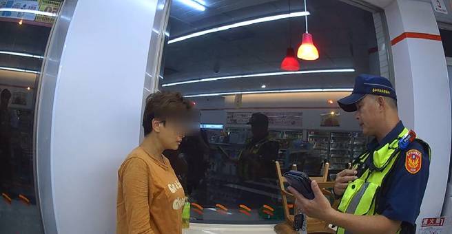 一名身障少婦失蹤20天！，只記丈夫要在超商等這句話，遭到員警尋獲。(戴志揚翻攝)