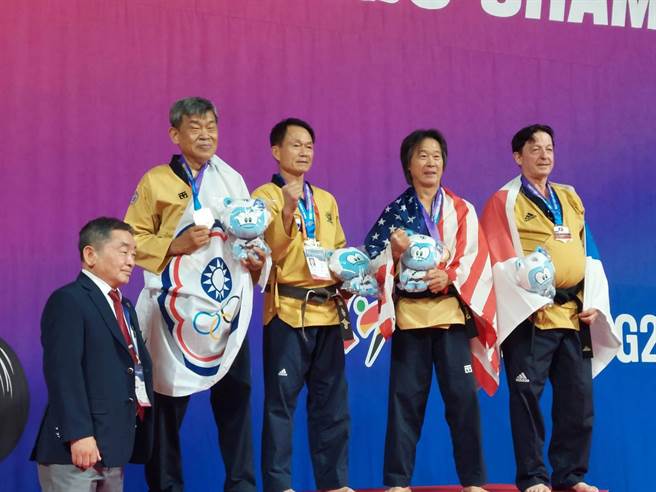 61歲的跆拳道大師孫樹良（左二）日前參加國際賽事，一舉獲得品勢銀牌，也是賽事中唯一的聽障選手。（孫樹良提供／邱立雅竹縣傳真）