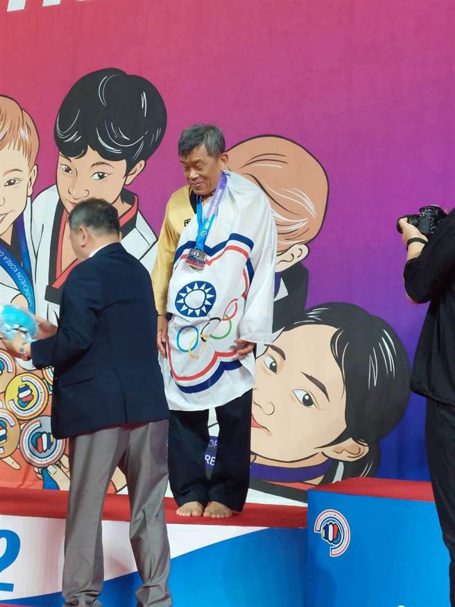 跆拳道大師孫樹良在一般賽事中，以聽障者的身分獲得銀牌，相當難得。（孫樹良提供／邱立雅竹縣傳真）