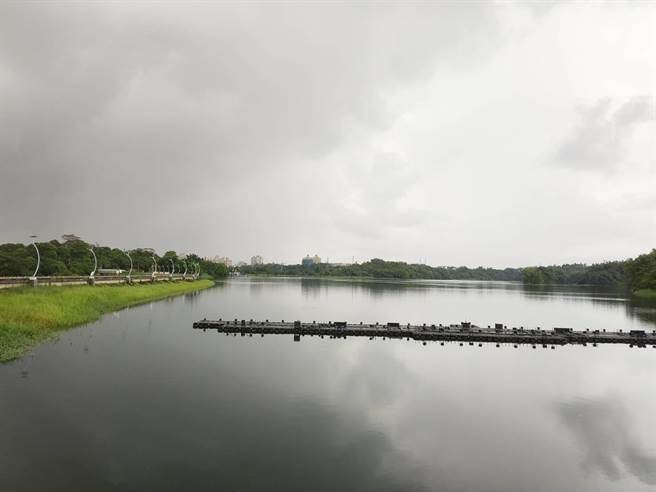 嘉市兰潭满水位，连日自由溢流泄洪。（廖素慧摄）