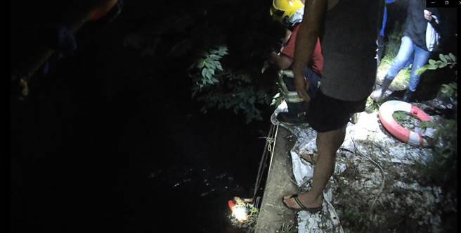 今天凌晨有女子掉落兰潭泄洪道处溺水，消防人员抢救上岸。（读者提供／廖素慧嘉市传真）