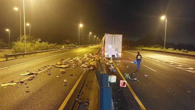 一辆联结车16日清晨在国10燕巢段自撞内侧护栏，车上货品散落一地。（翻摄照片／林瑞益高雄传真）