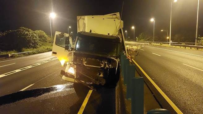 一辆联结车16日清晨在国10燕巢段自撞内侧护栏，联结车的车头毁损严重。（翻摄照片／林瑞益高雄传真）