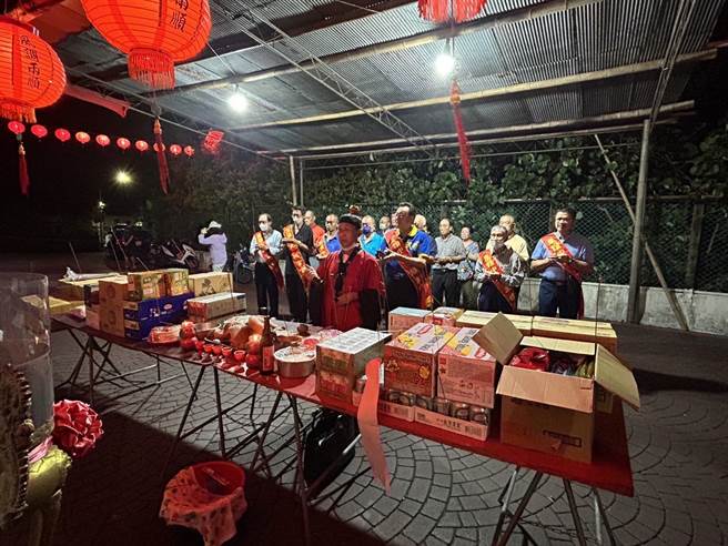 今天鬼门开，新北金包里慈护宫昨日子时办理「开龛门法会仪式」，已传承百余年。（陈慰慈摄）