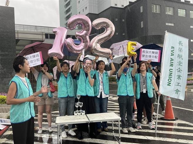 长荣企业工会今于记者会上演出行动剧，呼吁总经理孙嘉明将利润合理分配给员工。（陈梦茹摄）