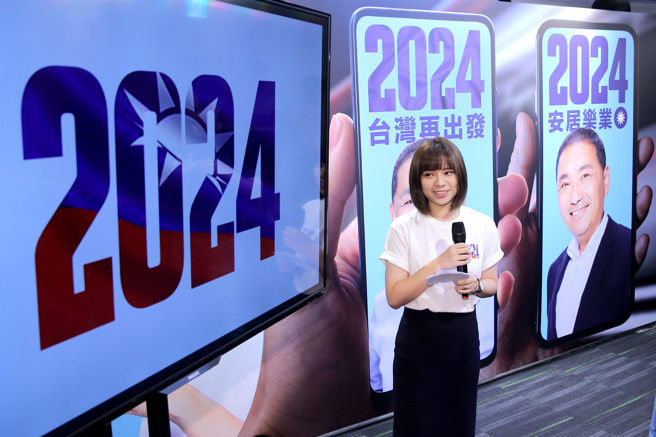 國民黨總統參選人侯友宜競選辦公室16日公布競選LOGO「2024」，競辦發言人李利貞（見圖）表示，「2024」以深藍色、粗黑字體呈現厚重、穩重感，民眾可以在LOGO底下寫上自己的心願，後續也會推出國旗版、立體漸層的時尚版、英文版的「2024」LOGO，並結合不同的標語。（黃世麒攝）
