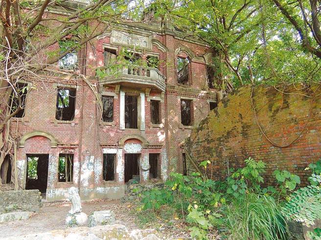 嘉义县知名「民雄鬼屋」刘家古厝连同周边土地公告出售1年多未售出，疑与名气太大有关。（本报资料照）