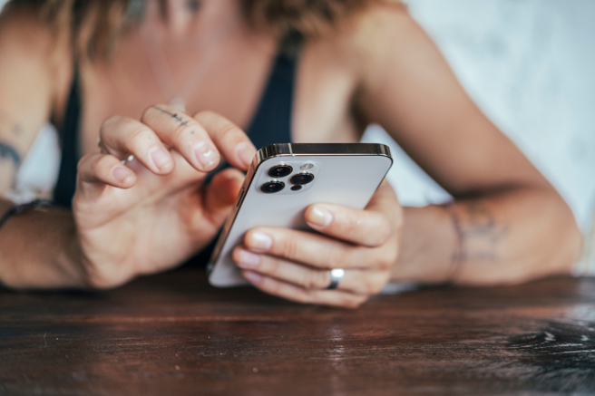 一名軍人因竊取女性友人私密照並恐嚇要5萬遭提告，事情爆發後遭服務單位記兩大過處分。（示意圖/shutterstock達志影像）