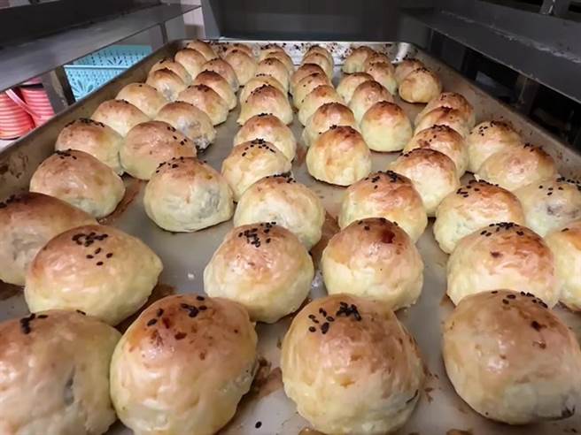 彰化市蛋黃酥名店不二坊今天開放電話預購中秋訂單，許多民眾發現電話根本打不通。（孫英哲攝）