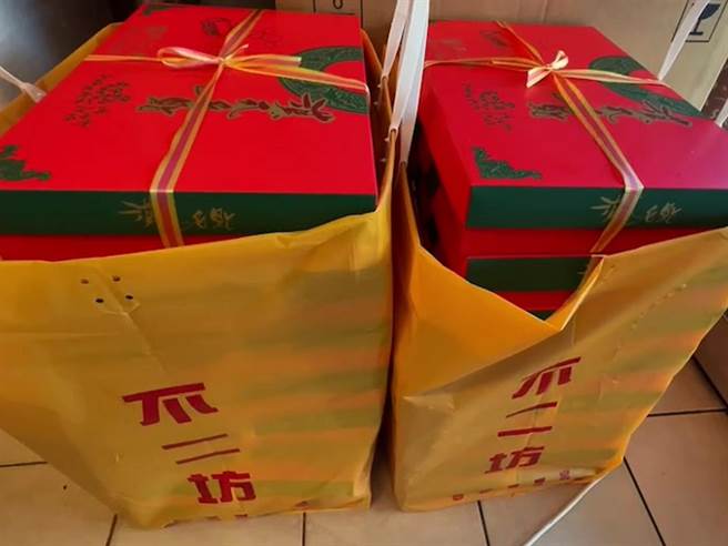 彰化市蛋黃酥名店不二坊今天開放電話預購中秋訂單，許多民眾發現電話根本打不通。（孫英哲攝）