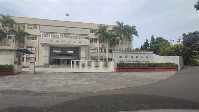 涉及殺警案的易寶宏，去年服刑過半，獲准移至外役監執行疑似放水。矯正署表示，行政責任、刑事責任已陸續處理中。（賴佑維攝）