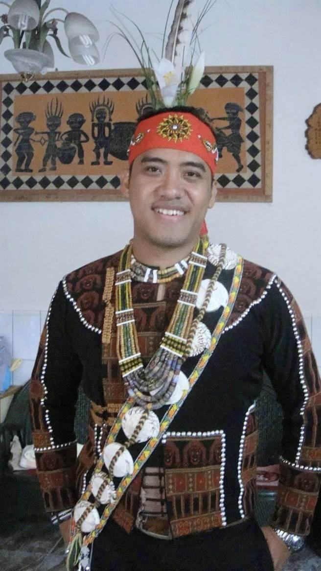 高雄市茂林区多纳国小教务主任宋麒麟为传承与保护濒临的族语，12年前在学校成立「鲁凯歌谣队」，带领学生用族语唱出自己的母语，让许多不爱上学、不交作业的学生，从喜欢唱族语找到上学之路。（高雄市教育局提供／林雅惠传真）