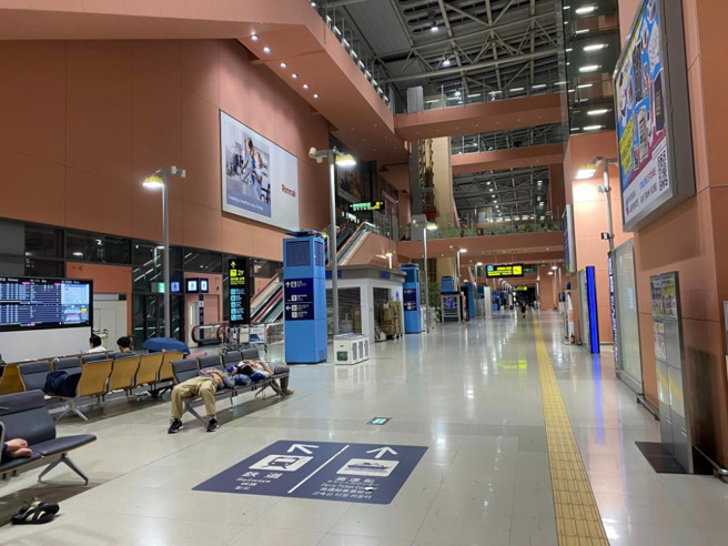 一名女子因天候影响已睡在日本关西机场2天，气得怒骂长荣航空。（图／翻摄自爆料公社）