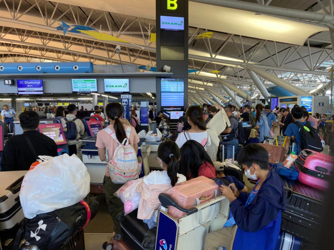 女子一行人滞留在日本关西机场。（图／翻摄自爆料公社）