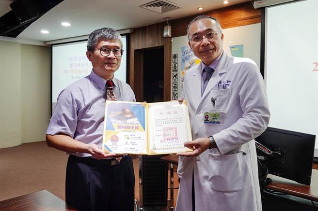 民生医院张科副院长致赠感谢状给张永明教授。（民生医院提供） 