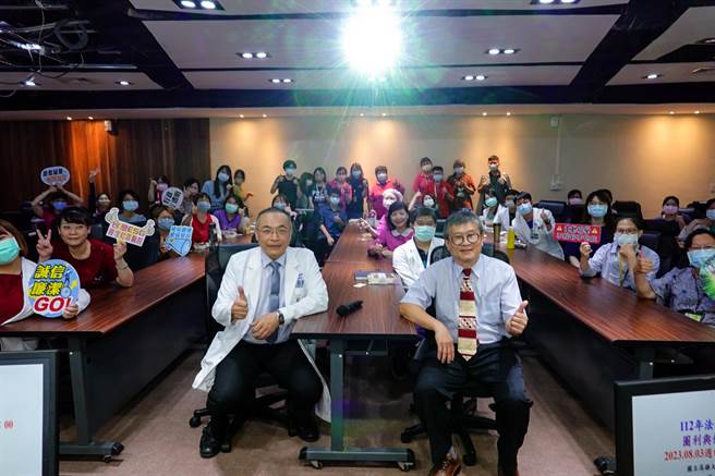 高雄市立民生医院参加演讲同仁与张教授大合照。（民生医院提供）