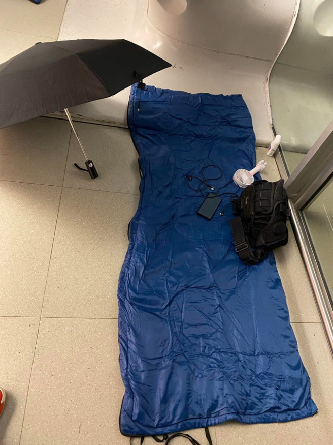 女子睡在机场地上2天。（图／翻摄自爆料公社）