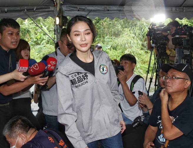 赖品妤被追问云豹能源公司问题。（王扬杰摄）