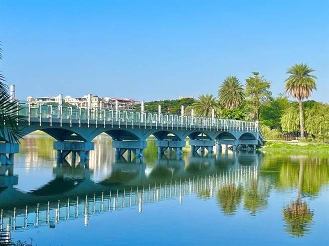 「泮月潭影」以輕鋼骨搭配玻璃欄杆元素與橋本體統一風格。（柯宗緯翻攝）