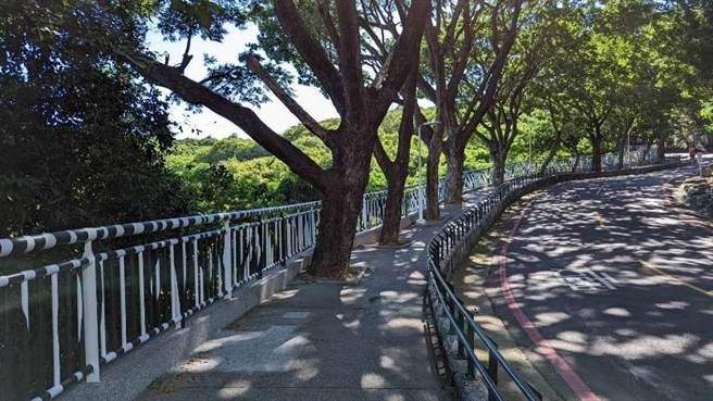循著沿線斑馬條紋欄杆通往動物園。（柯宗緯翻攝）