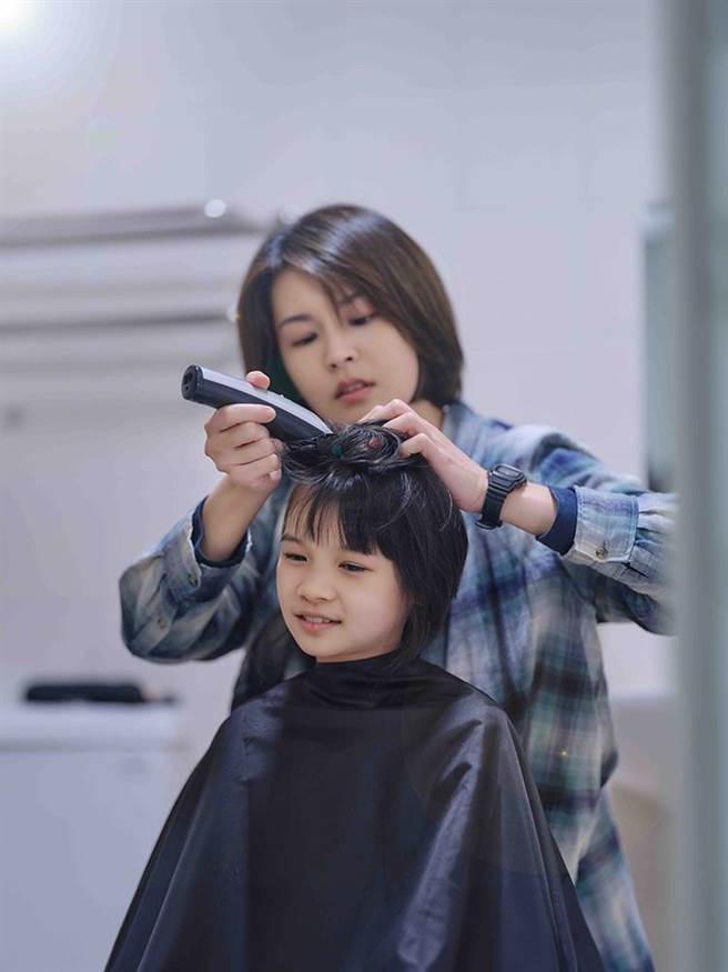 曾沛慈（后）饰演郑又菲的母亲，在片中亲手为癌女剪下长髮。（米仓影业提供）