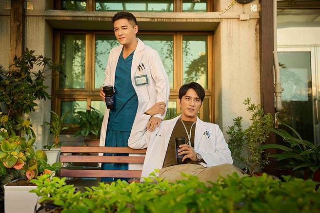 马志翔（右）、郑人硕在魏德圣新片《BIG》中饰演儿童癌症医师。（米仓影业提供）