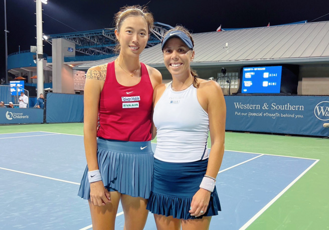 詹皓晴（左）和墨西哥欧儿摩丝于辛辛那提女双首轮获胜。（刘雪贞提供）