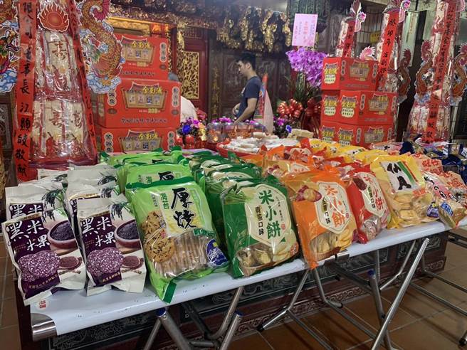 适逢「鷄笼中元祭」，宜兰食品公司特地与基隆在中元祭最重要的「老大公庙」合作，提供免费各式旗下食品与前来参拜的民眾结缘。（徐佑升摄）