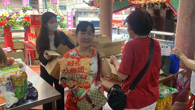 民眾领取到旺旺系列产品很开心，表示非常喜欢仙贝类的食品，也希望旺旺能够多来与大家结缘。（徐佑升摄）