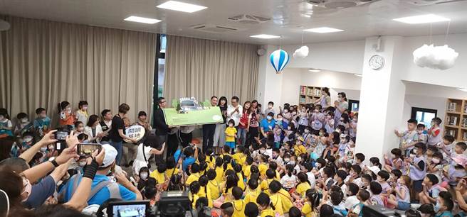 坐落在新北林口的「李科永纪念图书馆」为新北市首座儿童专属图书馆，建筑黑色的外观宛如钢铁打造的巨型积木，在今(16)日欢庆开张。(黄敬文摄)