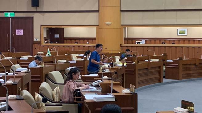 无党籍市议员陈冠羽表示，田寮河鸟粪问题就是当初前朝林右昌市府的环保局没有做好生态检核工作，也没有规画补偿鸟类的栖息地导致。（徐佑升摄）