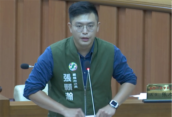 民进党市议员张颢瀚表示，田寮河整治也要考量目前造成民眾和环保局清洁人员困扰的「鸟粪空袭」问题。（翻摄画面／徐佑升基隆传真）