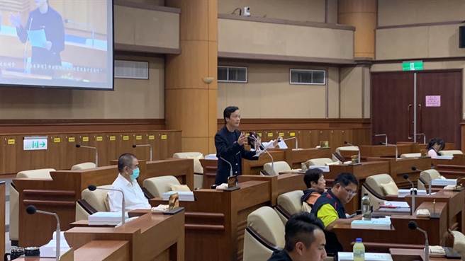 国民党市议员蓝敏煌表示，目前田寮河整治计画都是林右昌时期的，市府也应该要尽快提出新的政治计画。（翻摄画面／徐佑升基隆传真）