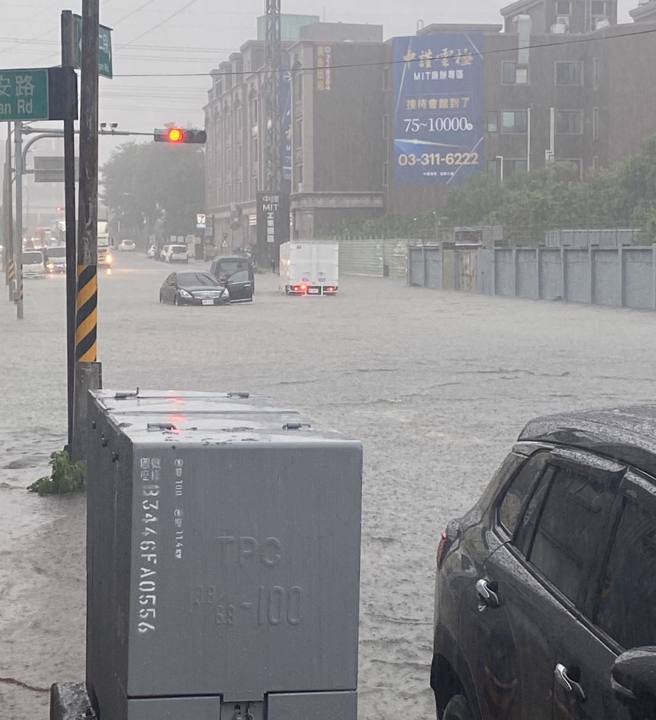 桃園多處傳出淹水災情，大馬路水淹半個輪胎高。（網友授權提供）