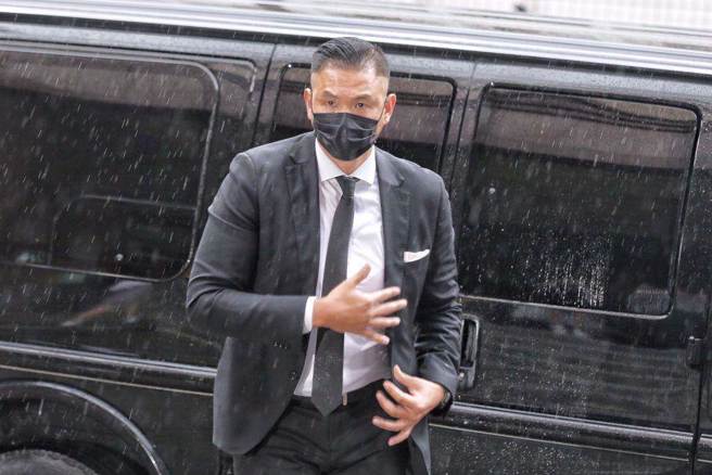 陈建州今（16）日上午9时以告诉人身份赴北检，结束联访，陈即快步走向暴雨中，转身向媒体比「讚」后，搭上保母车离开现场。（照片 / 杜宜谙摄）