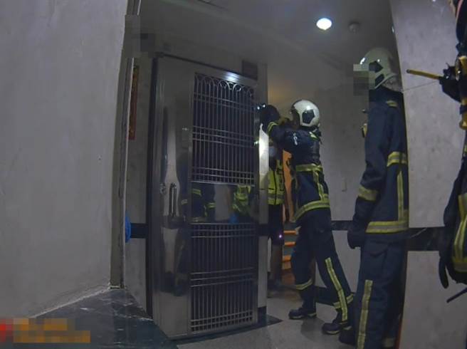 發現獨居的李姓婦人在家中跌倒無法應門，消防人員破門進入協助李婦送醫。（翻攝照片／張亦惠台中傳真）