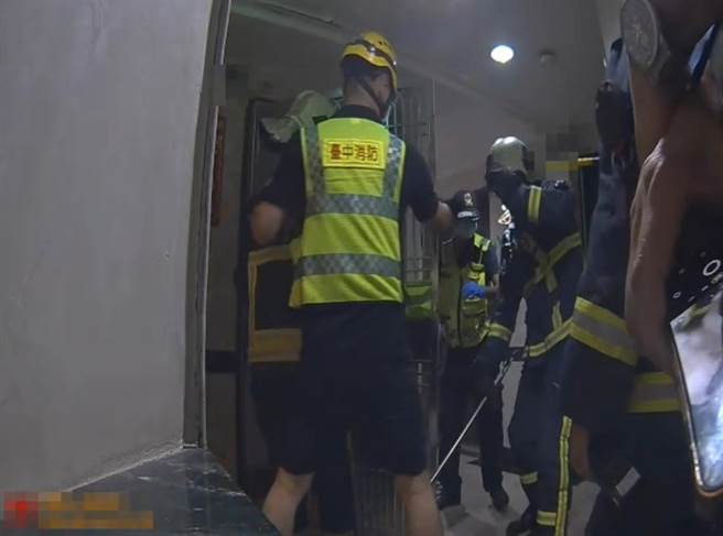 發現獨居的李姓婦人在家中跌倒無法應門，消防人員破門進入協助李婦送醫。（翻攝照片／張亦惠台中傳真）
