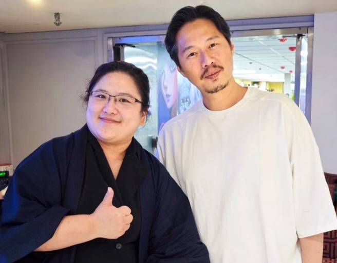 Midjourney大中华区的社群代表金玲与台湾IP产业专家江秉承议论AIGC产业发展。（图／江秉承提供）