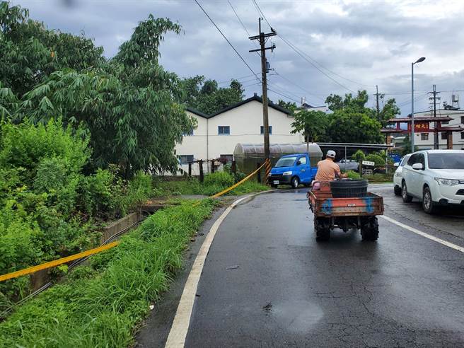 古坑乡荷苞村民以务农为主，虽然登革热疫情未减缓，有些农民仍没在帕，穿着短袖下田。 （周丽兰摄）