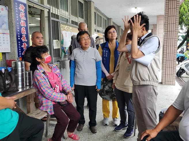 疾管署副署长罗一钧（右一）16日到古坑乡荷苞村，他向农民宣导下田要穿戴防蚊的衣物。（周丽兰摄）