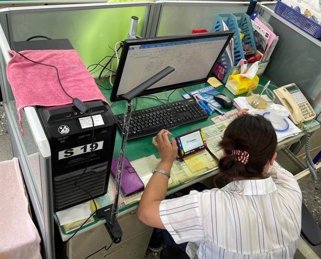 嘉义县政府劳工暨青年发展处提供「职务再设计」服务，让小蓁成功改善工作障碍。（嘉义县政府提供∕吕妍庭嘉义传真）